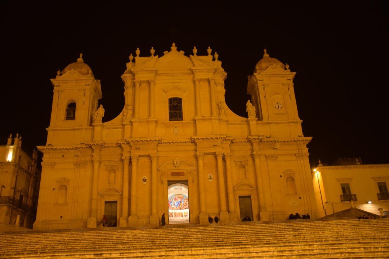 Happy Holidays Noto Exterior photo